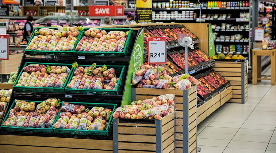 ¿Cómo enfocar correctamente la exposición de productos en las estanterías de la tienda?